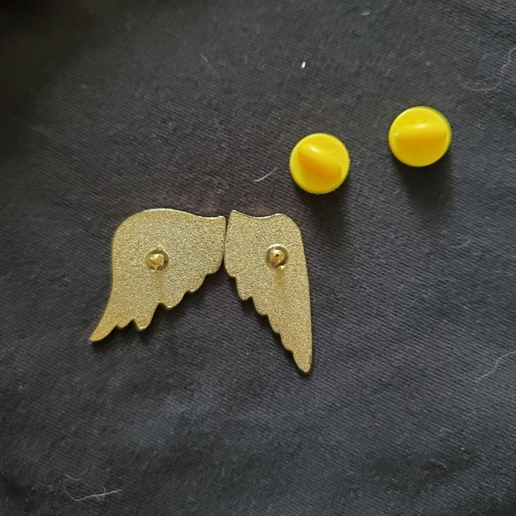 FREE WITH PURCHASE Light Pink Angel Wing Pins - Picture 2 of 4